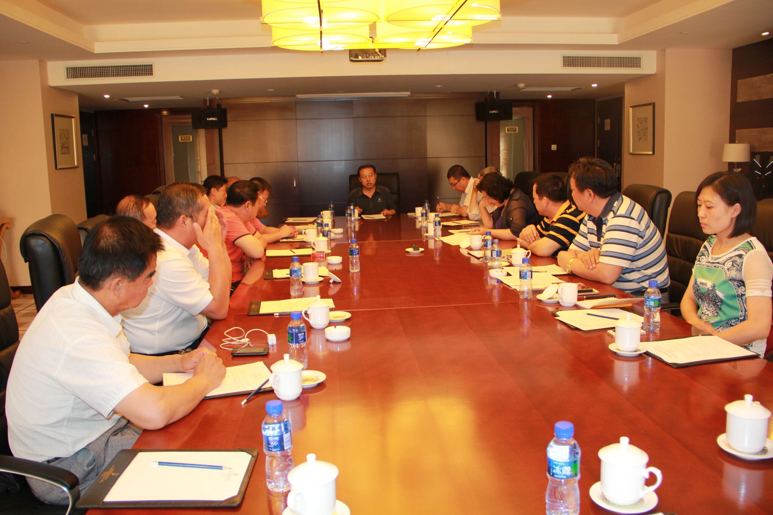 內(nèi)蒙古農(nóng)牧業(yè)產(chǎn)業(yè)化龍頭企業(yè)協(xié)會(huì)羊絨產(chǎn)業(yè)分會(huì)2015年第一次會(huì)長辦公會(huì)在呼和浩特順利召開