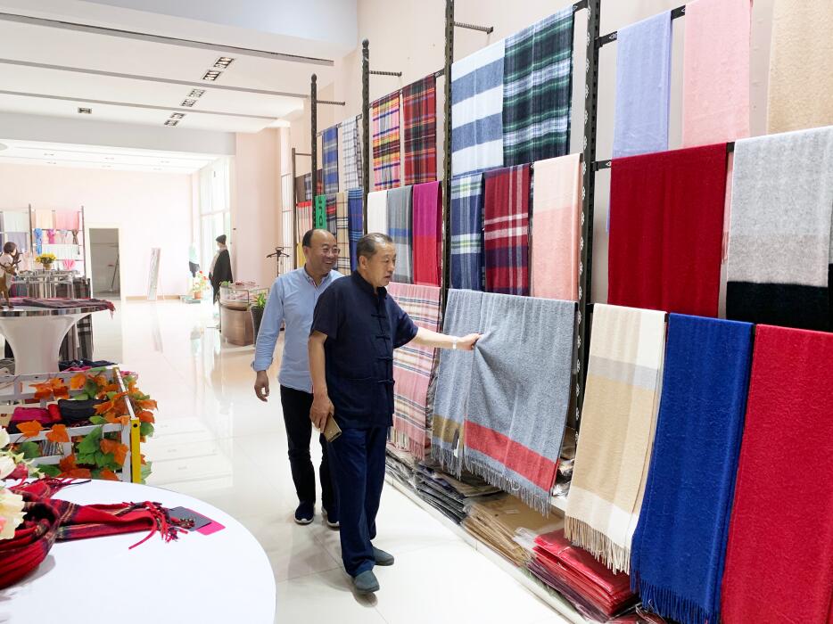 林永亮執(zhí)行會(huì)長(zhǎng)一行到內(nèi)蒙古德升絨毛制品有限責(zé)任公司調(diào)研